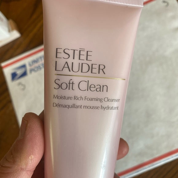 Estée Lauder Soft Clean Moisture Rich Foaming Cleanser - Picture 5 of 7
